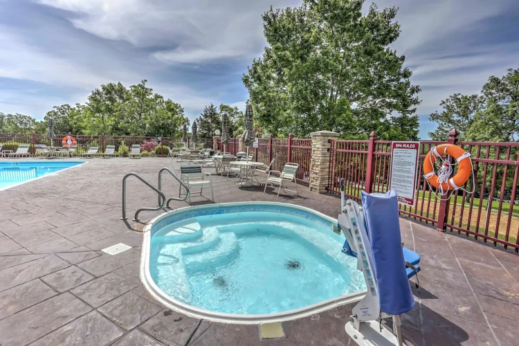 3 Mi to Branson Landing! Condo w/ Game Room Access