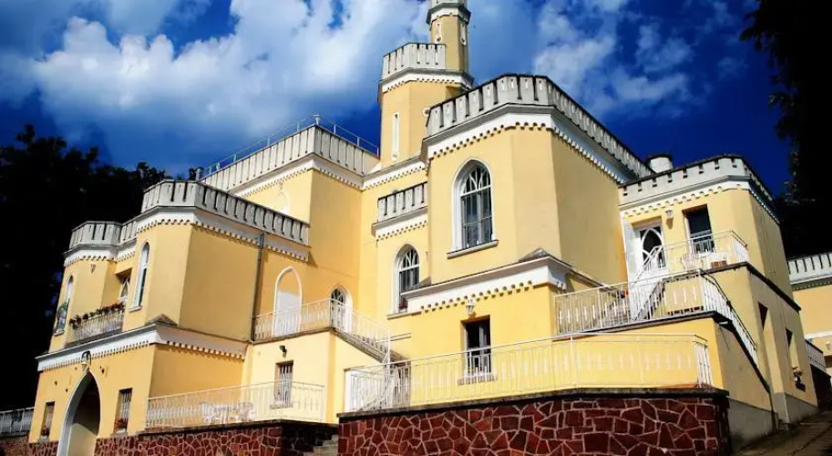 Sir David Balaton Castle B&B