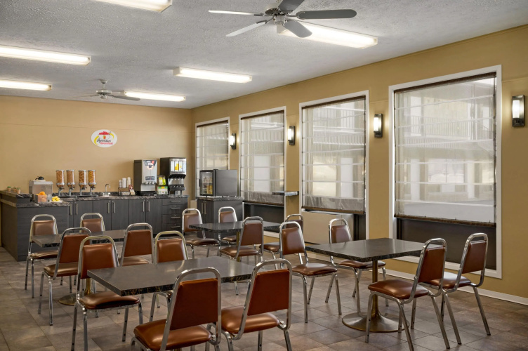 Super 8 By Wyndham Hearst photo 15