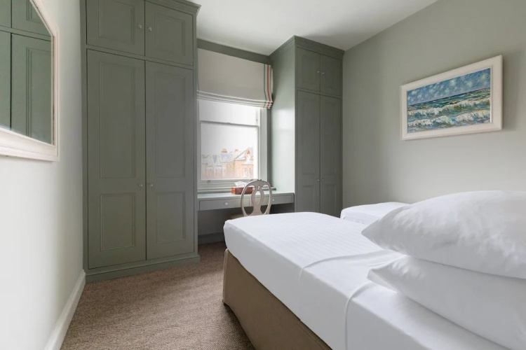 Granard Road by Onefinestay