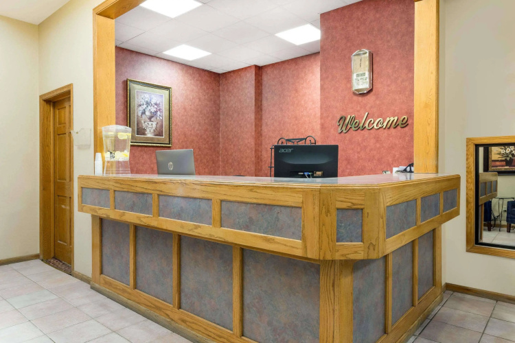 Super 8 by Wyndham Gillette
