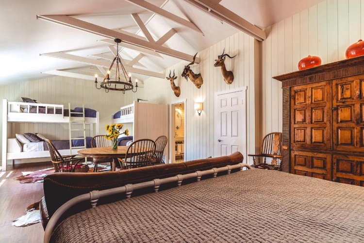 Deluxe Sextuple Family Suite