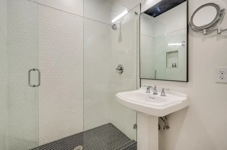 7 Private Suites Sleeps 25 Walkable to DT!
