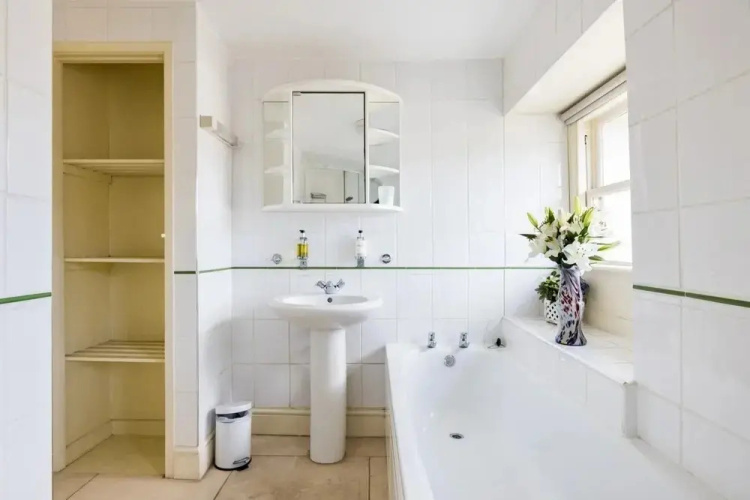 The Admirals Mansion - Central Bath