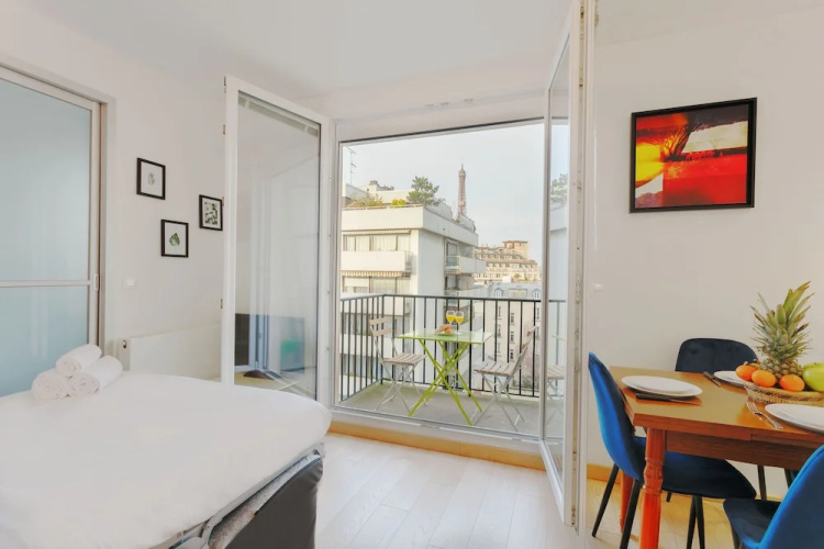 Eiffel Tower View Private Apartment