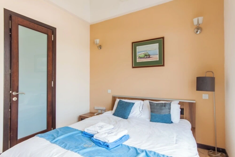 2 Bedrooms Family Cottage with harbour view