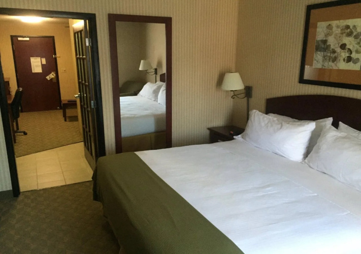Holiday Inn Express Hotel & Suites Lansing-Leavenworth