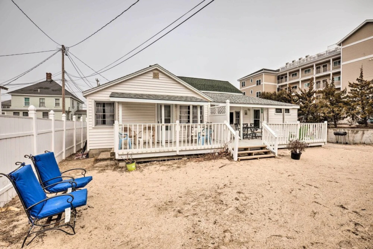 No-frills Hampton Cottage - Steps to Beach!