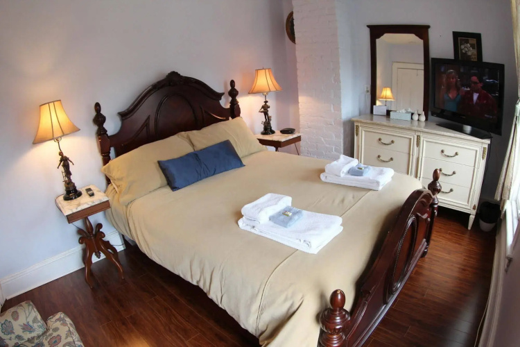 Toronto Garden Inn Bed and Breakfast
