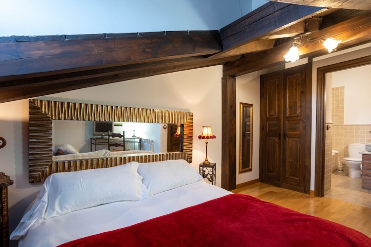 5 Bedrooms Cottage