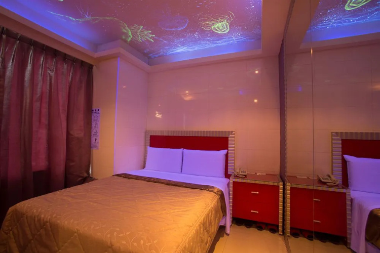 Happy Hotel