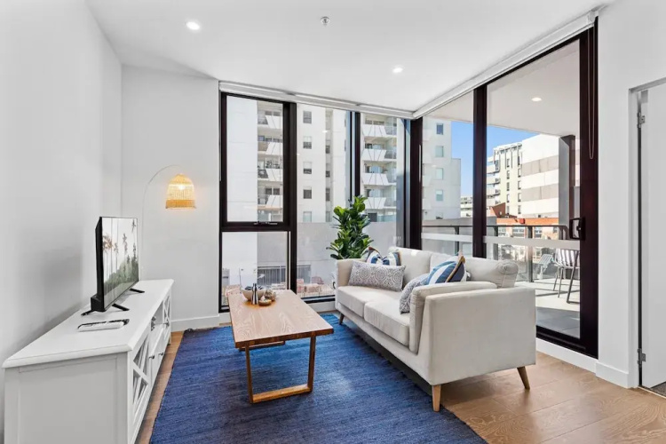 Elegant 1-bed by Shops With Rooftop Swimming Pool