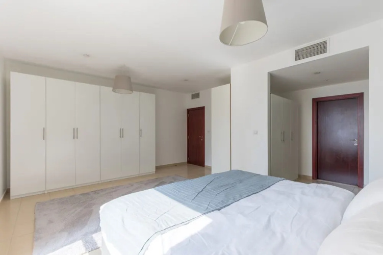 Spacious 1BR 5 minutes to beach