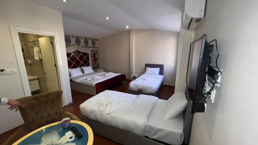 Standard Quadruple room with city view