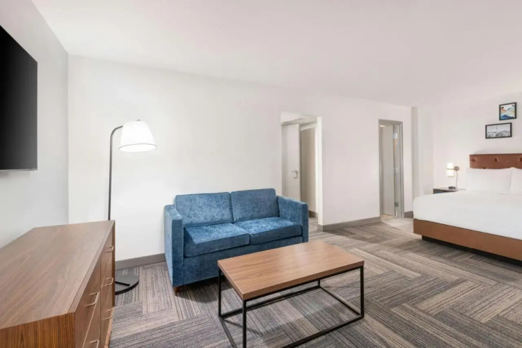 Radisson Hotel & Suites