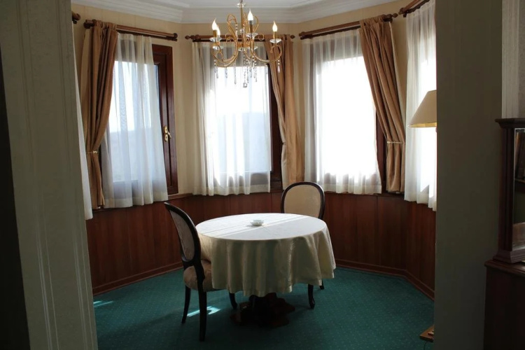 Dr Kushan Hotel