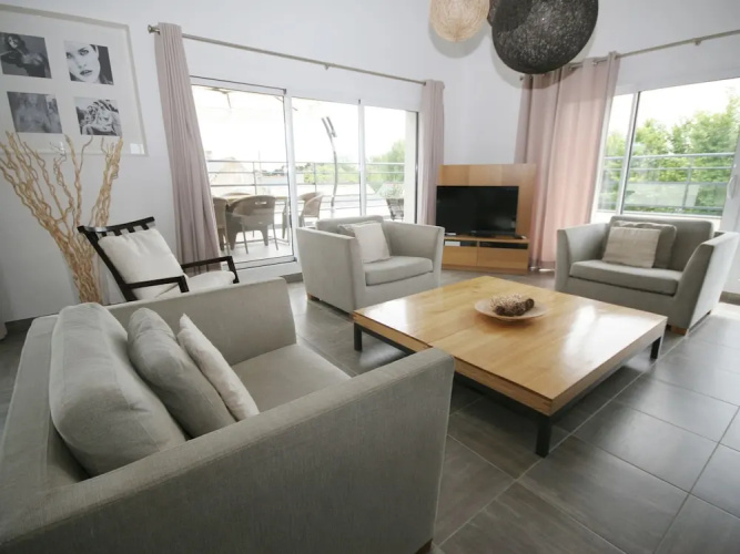 Beautiful Modern Villa With Pool, Jacuzzi and a Luxury Kitchen Island