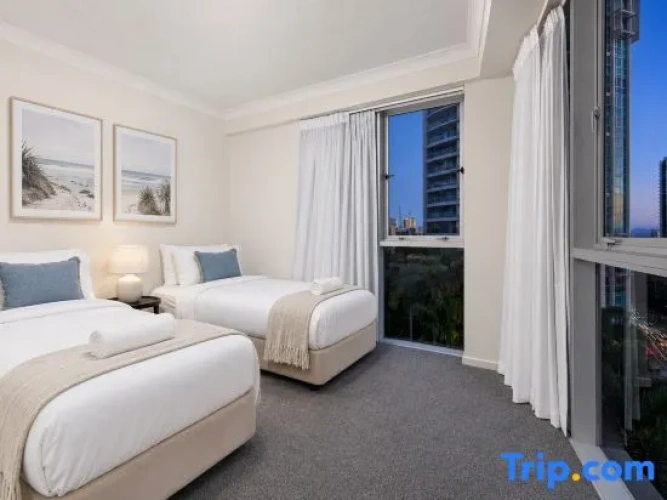 2 Bedrooms Apartment with land view