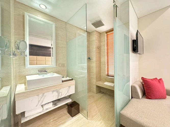 Deluxe Double room with partial ocean view