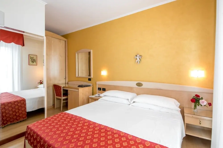 Comfort Double room with balcony and with partial sea view