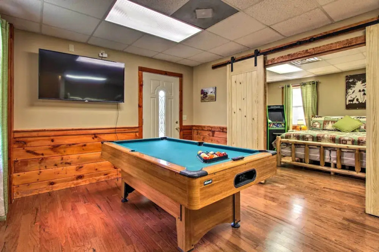 Pigeon Forge Cabin w/ Hot Tub & Mountain Views!