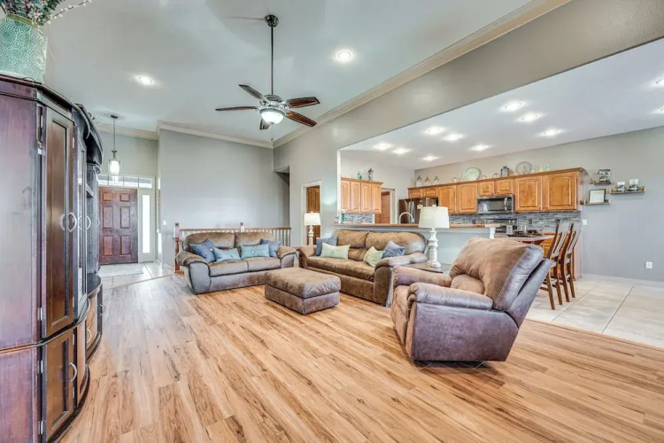 Relax Fireside: Branson West Gem w/ Hot Tub Access