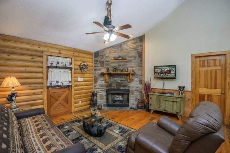 Hi-bear-nate by Eagles Ridge Resort