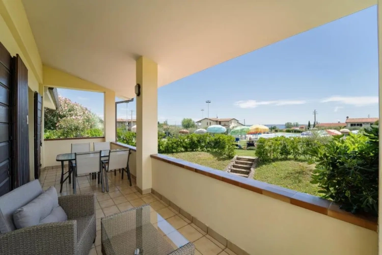 2 Bedrooms Apartment with garden view