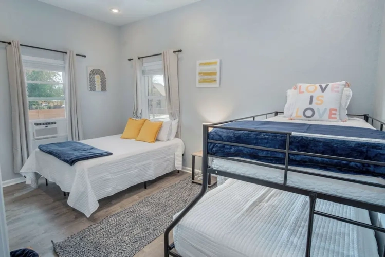 2 Bedrooms Apartment