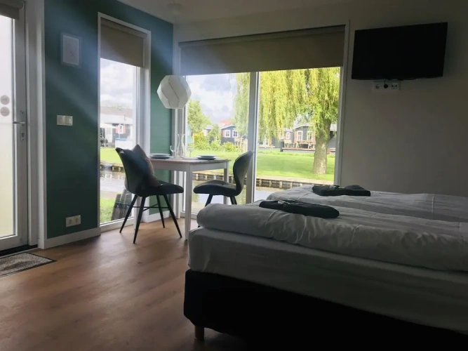 Deluxe Studio