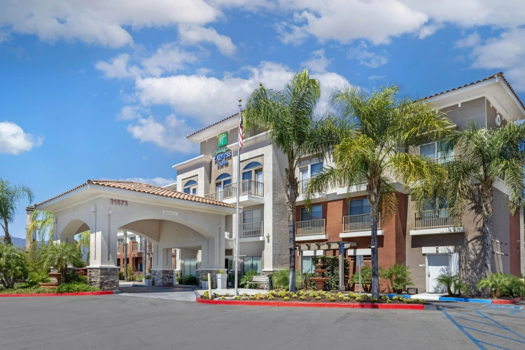 Holiday Inn Express & Suites Lake Elsinore By IHG