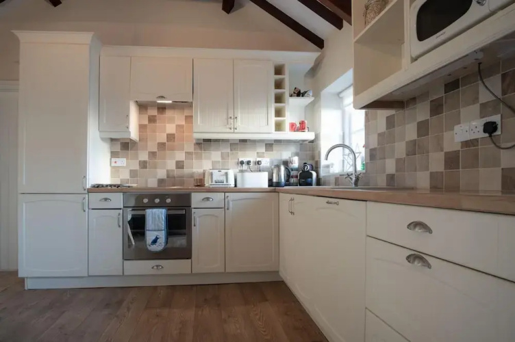 The Old Stables - 3 Bedroom Cottage - Angle