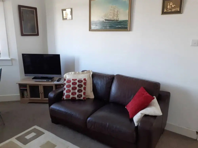Marina View, Lovely Upper 3 Bedroom Apartment