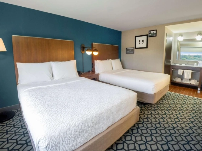 Standard Quadruple room with pool view