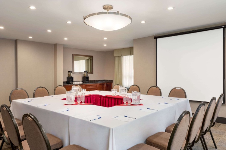 Travelodge by Wyndham Oshawa Whitby photo 14