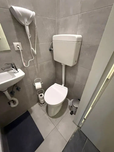 Modern 1BR Apt Steps from Westbahnhof