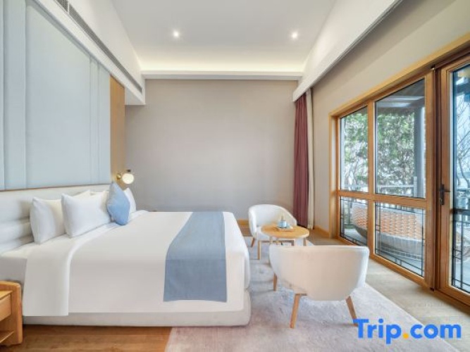 Suite with lake view