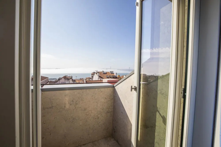 Chiado Rooftop Apartment by Cadenzalux