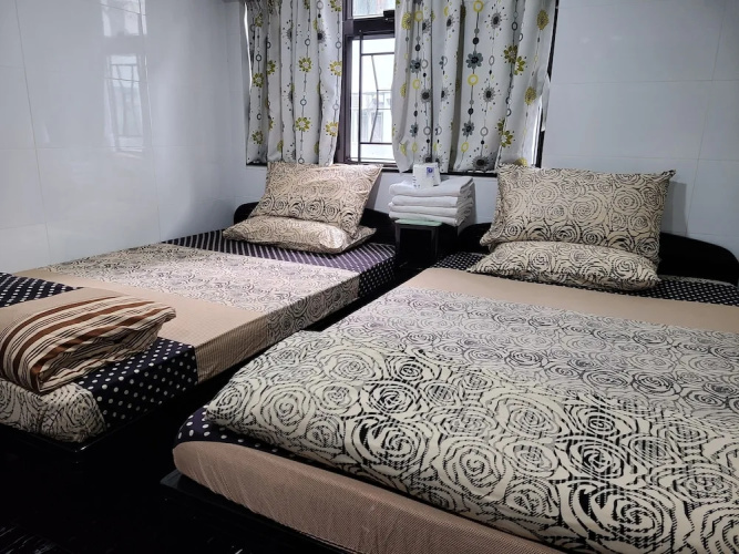 England Premier Backpackers Inn