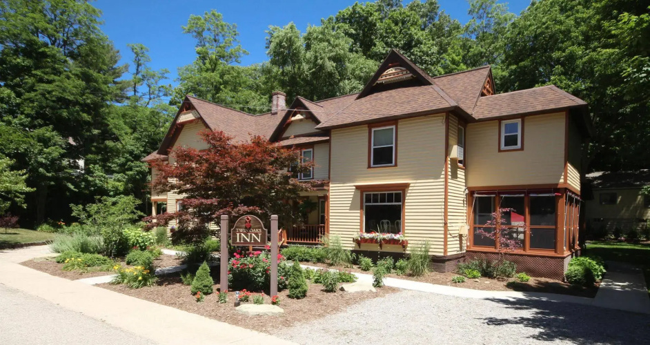Twin Oaks Inn