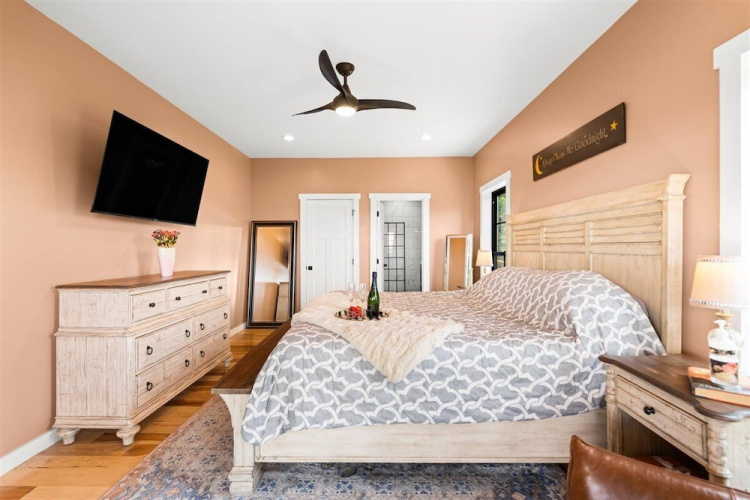 Eagles Nest 5 Bdrm Lake Front Home