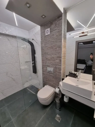 Deluxe Suite with partial sea view