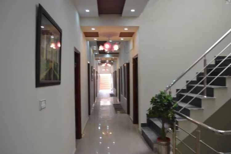 Shes Hostel