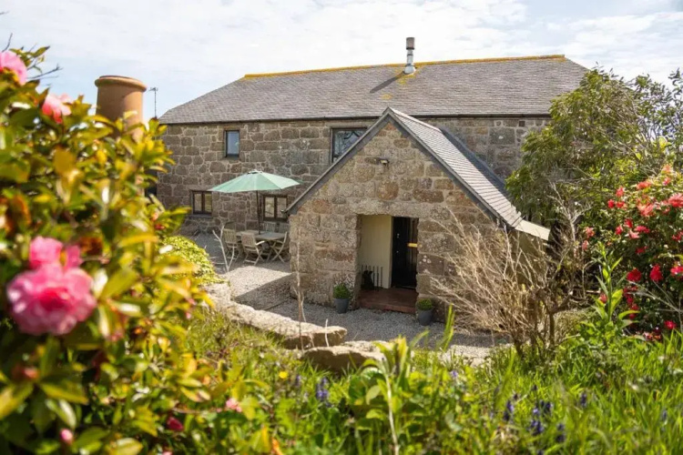 Spacious barn conversion, walk to 3 beaches