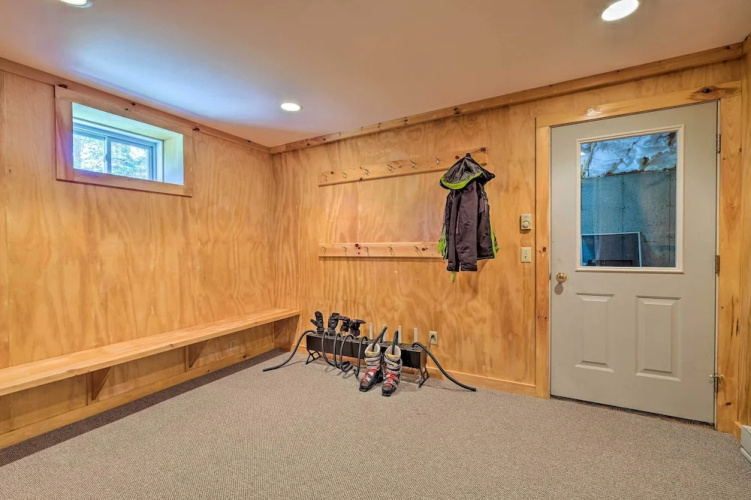 West Dover Home w/ Deck, Grill & EV Outlet