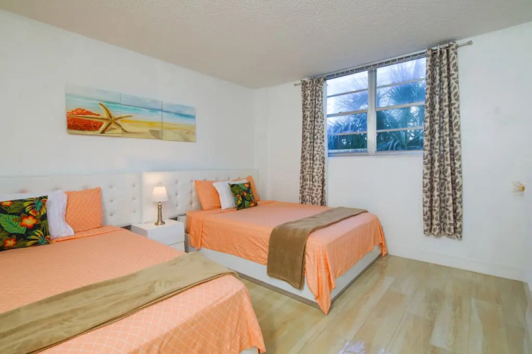 Awesome 2BR 2 BATH 1 Block to beach