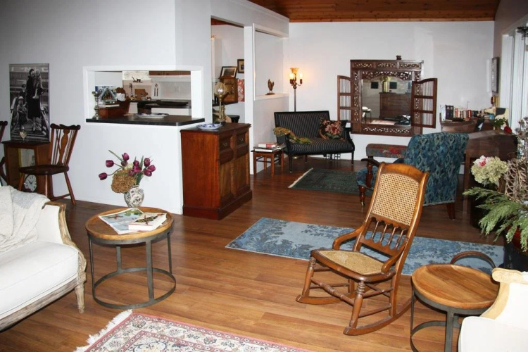 2 Moon Cottage Bed & Breakfast