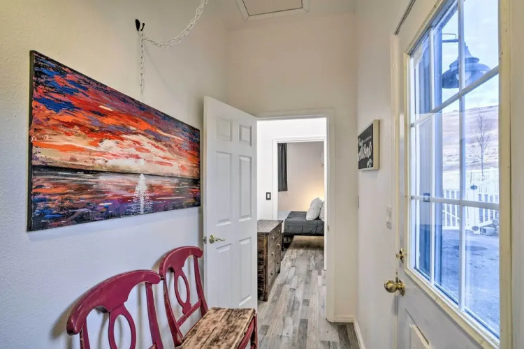 Stylish Klamath Falls Unit < 1/2 Mi to Oit!