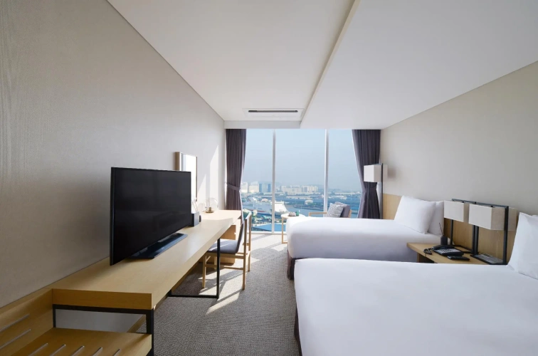 Standard Twin room with harbour view
