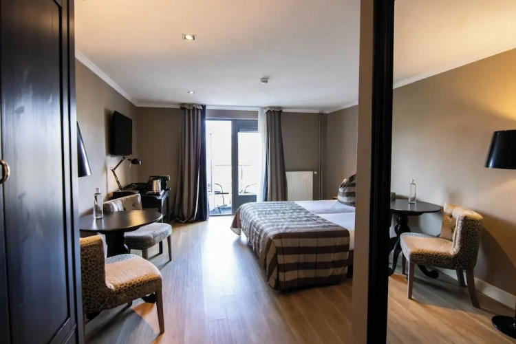 Comfort room with balcony and with garden view